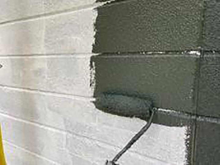 東西外壁の中塗りを行います。