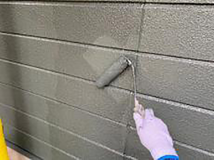 東西外壁の上塗りを行います。