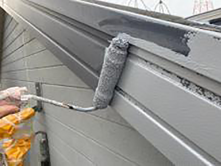 破風にサビ止めを塗布します。