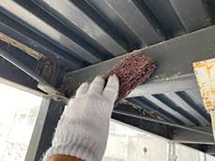 鋼製階段の素地を調整します。