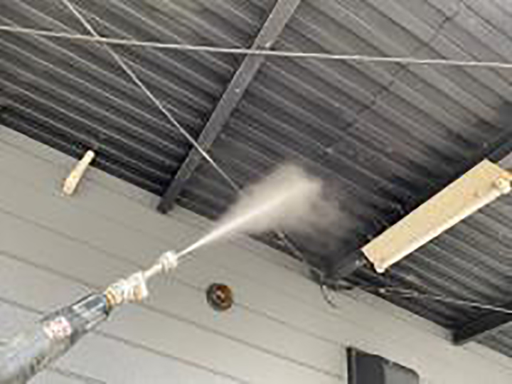 各付帯部を高圧ジェットで洗浄します。