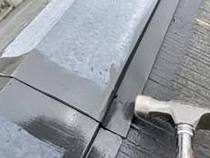 屋根板金包みを釘押さえしました。