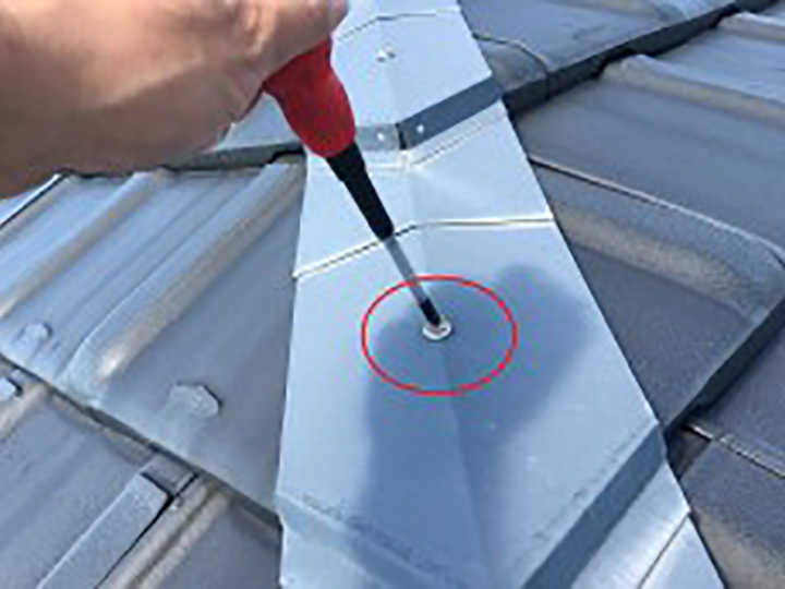 棟鈑金のビスが緩んでいたため締め直しました。