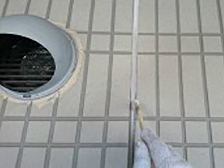 パッキン部には専用のプライマーを塗布します。<br />
隙間充填・ブリード現象抑制・浮き上り防止といった様々な効果があります。