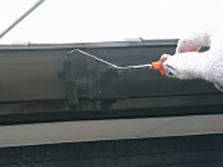 軒樋仕上げ1回目を行います。