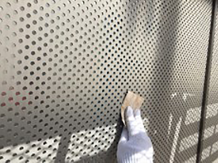 ベランダパンチングフェンスの素地を調整します。