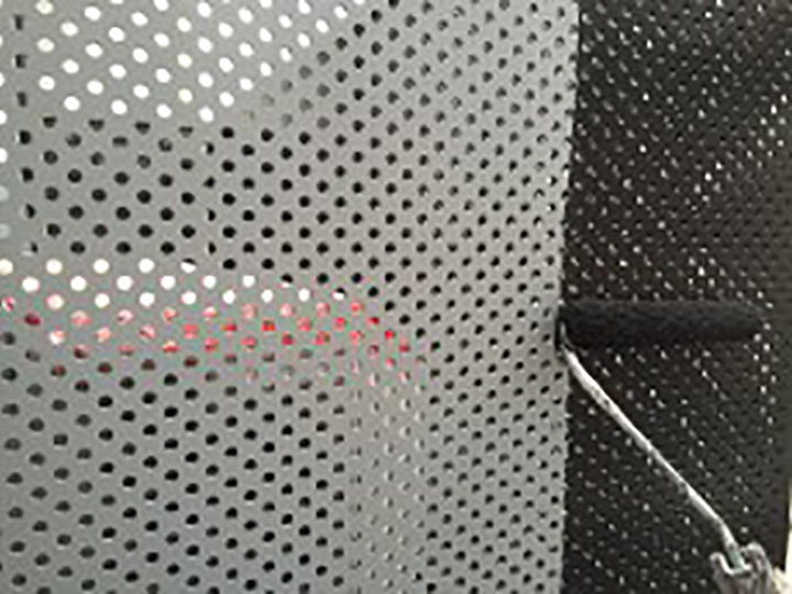 ベランダパンチングフェンス仕上げ1回目を行います。