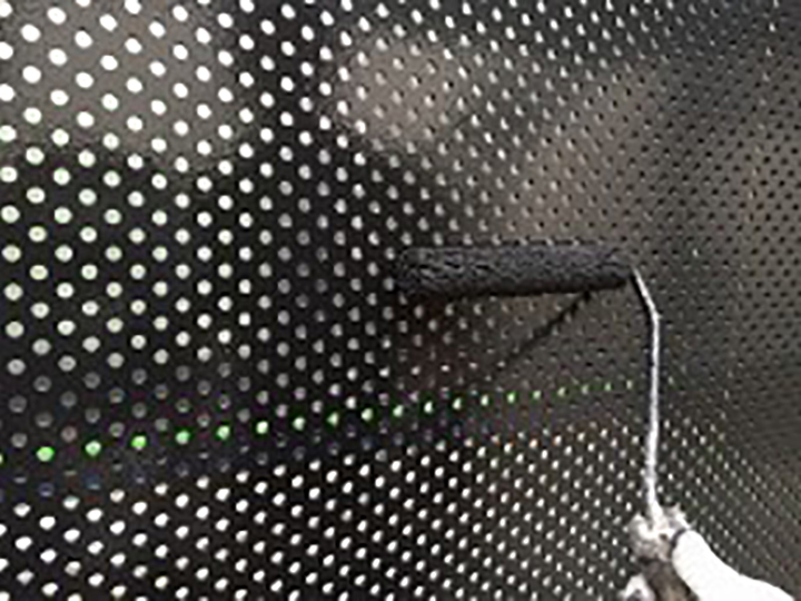 ベランダパンチングフェンス仕上げ2回目を行います。