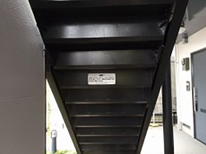 鋼製の階段裏側を塗装しました。