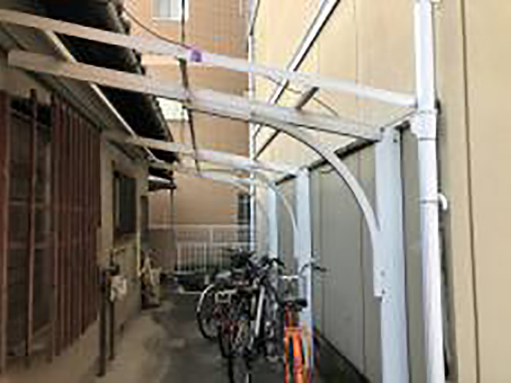 足場設置前に、駐輪場のテラス屋根を取外しました。