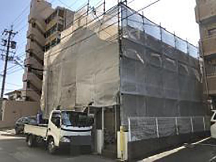 メッシュシートを設置することで塗料などが飛散することを防ぎます。