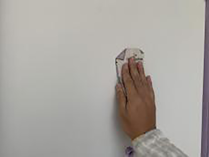 玄関ドアの素地を調整します。