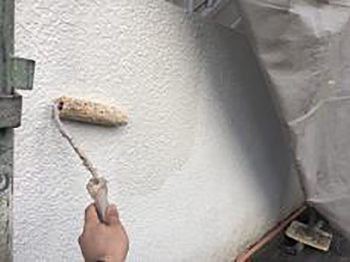 外塀の下塗りを行います。