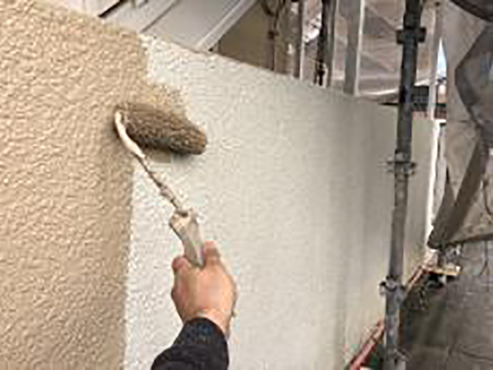 外塀の中塗りを行います。