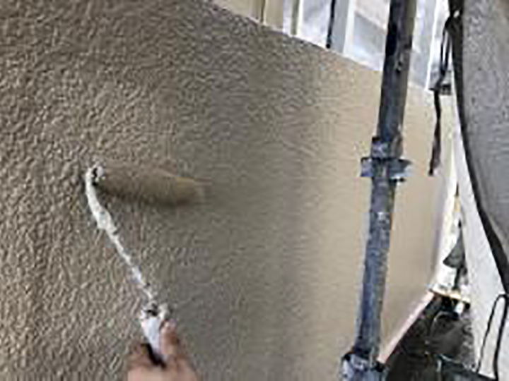 外塀の上塗りを行います。