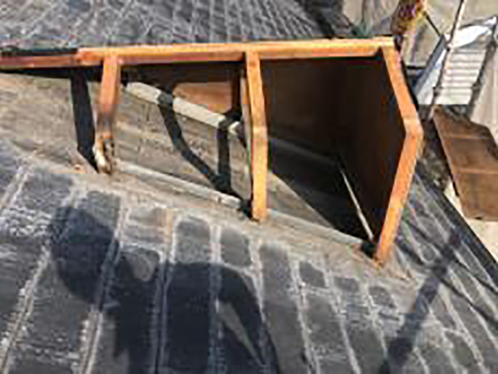 既設のドーマー（鳩小屋）を撤去します。