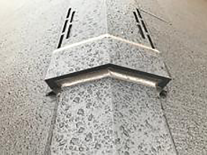 取合い部にコーキング設置します。