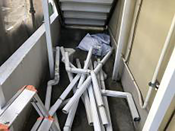 既設の雨樋を撤去します。