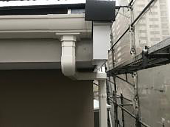 塗装後に新しい雨樋を設置しました。