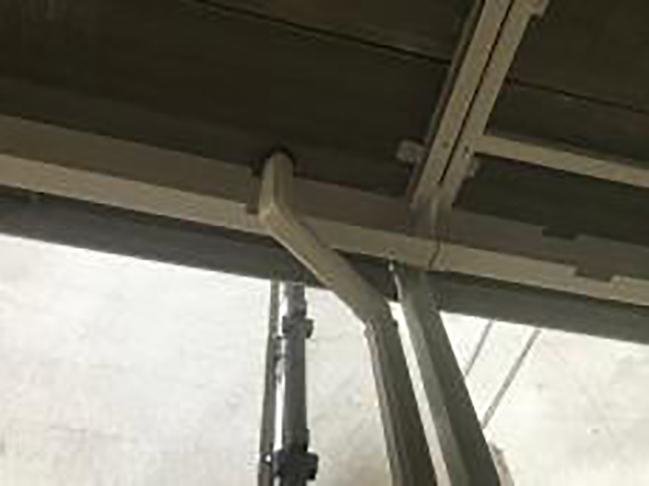 塗装後に新しい雨樋を設置しました。