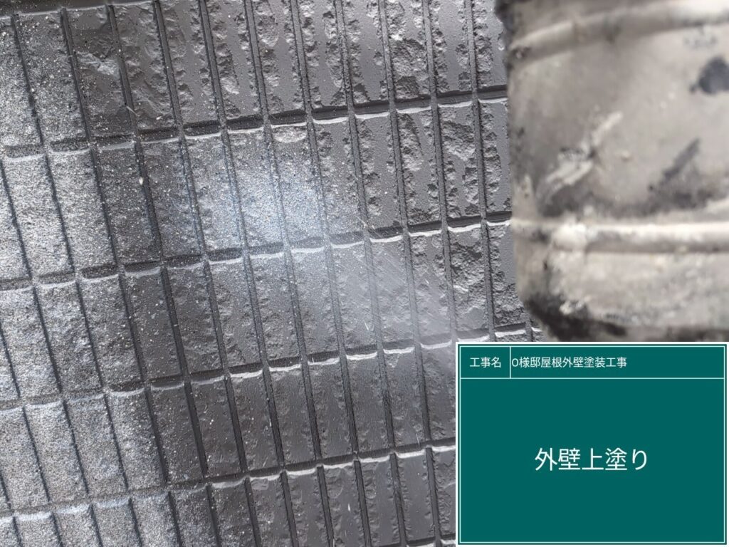 玄関回りにネオフレッシュティアラを吹き付けます。