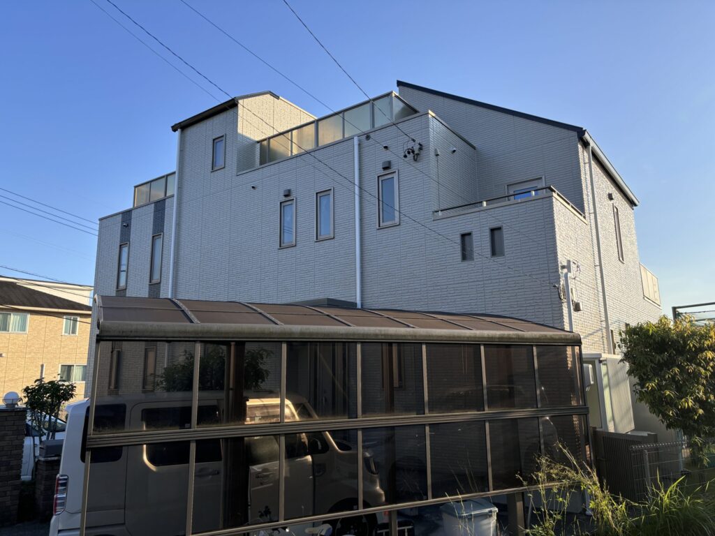 側面のお写真です。こちらの面はアクセントラインは入れないデザインとなりました。