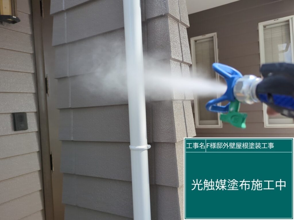 樋などの付帯部に仕上げ材の光触媒プロテクトコーティング（クリスタルシーズンtg）を塗布します。