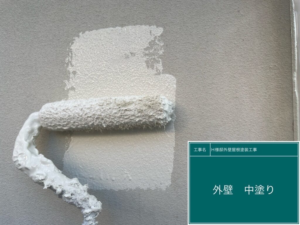 中塗りを行います。