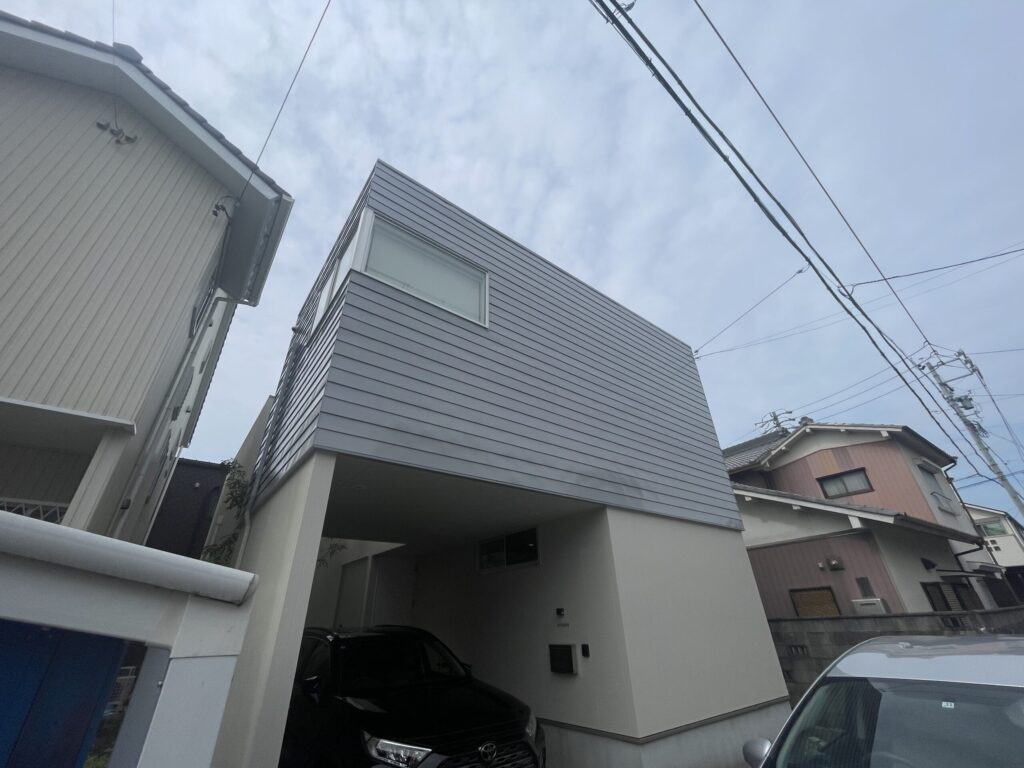 ガルバ部、外壁部の2色コントラストも素敵な仕上がりとなりました☆
