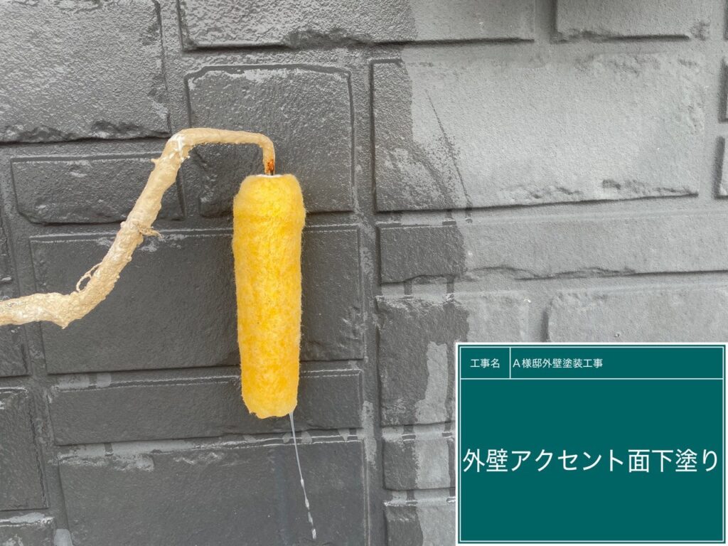 壁の下塗りを行います。